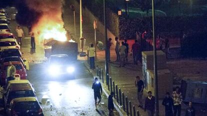 Un contenedor ardiendo tras los disturbios provocados por cientos de j&oacute;venes durante el concierto.