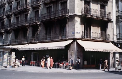 Fachada exterior del Café Comercial, en la Glorieta de Bilbao.