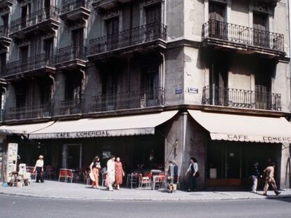 Fachada exterior del Café Comercial, en la Glorieta de Bilbao.