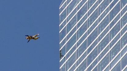 H. S., 'El Amarillo', durante un salto en la Torre de Cristal el 24 de enero de 2008.