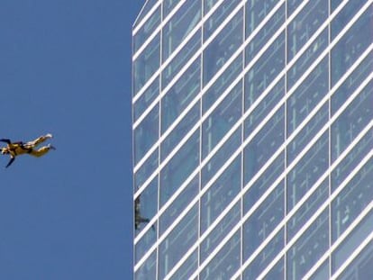 H. S., 'El Amarillo', durante un salto en la Torre de Cristal el 24 de enero de 2008.