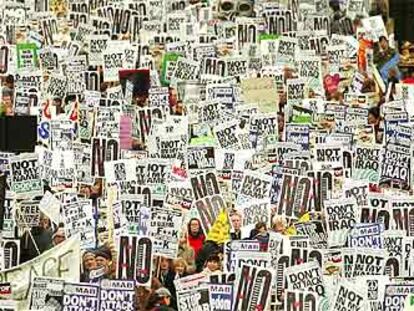 Miles de personas marchan, ayer, por el centro de Londres en contra de la posibilidad de una guerra en Irak.