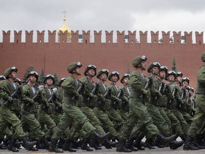 Soldados rusos desfilan este jueves en Moscú en el día de los paracaidistas.