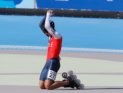 Emanuelle Silva celebra al ganar la medalla de oro en patinaje de velocidad durante los Juegos Panamericanos 2023.