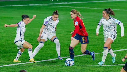 Esther González, rodeada por tres rivales italianas en el duelo de Pasarón.