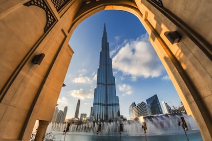 El Burj Khalifa es actualmente el edificio más alto del mundo, una obra maestra de la ingeniería que asombra por su altura: 828 metros. Recubierto de 28.000 paneles de cristal, ostenta varios récords mundiales. Tiene el mirador al aire libre más elevado (en el piso 148) y, además, el mayor número de plantas (163). Fue inaugurado en enero de 2010 y en su construcción trabajaron, día y noche, hasta 13.000 obreros.