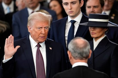 Donald Trump jura como presidente de Estados Unidos este lunes en el Capitolio.