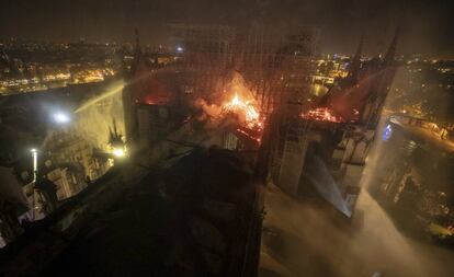 Imagen aérea de Notre Dame, durante el incendio, ayer lunes.