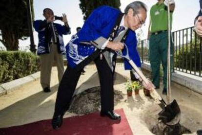 Plantación de cerezos en los jardines del Alcázar de Toledo, dentro del acuerdo suscrito entre la Asociación Hispano Japonesa de Turismo con el Ministerio de Defensa y con el Ayuntamiento de Toledo.