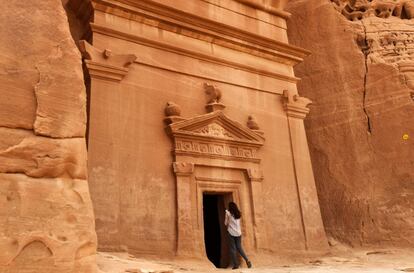 Um jornalista tira uma foto da entrada de um dos túmulos esculpidos em arenito em Madain Saleh (Arábia Saudita).