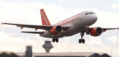 Un avión de EasyJet despega en Madrid Barajas.