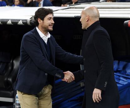 Los técnicos del Betis, Victor Sánchez del Amo y del Real Madrid, el francés Zinedine Zidane, se saludan antes del inicio del encuentro.