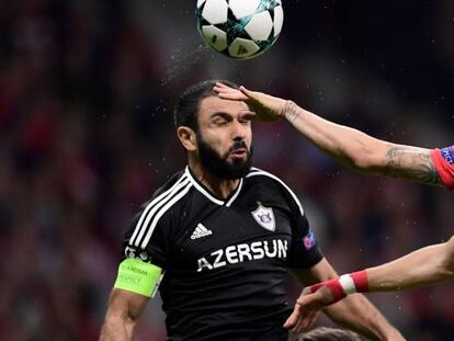 Sa&uacute;l y Sadygov luchan por un bal&oacute;n en el Wanda.