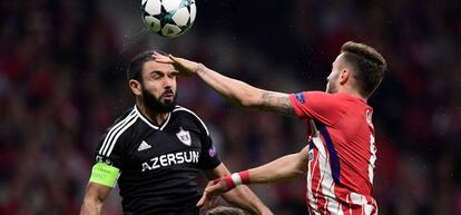 Sa&uacute;l y Sadygov luchan por un bal&oacute;n en el Wanda.