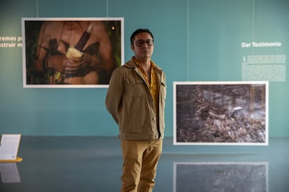 El artista Robin Canul y su obra en la exhibición 'Arte: territorios de denuncia', en Tlatelolco.