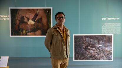 El artista Robin Canul y su obra en la exhibición 'Arte: territorios de denuncia', en Tlatelolco.