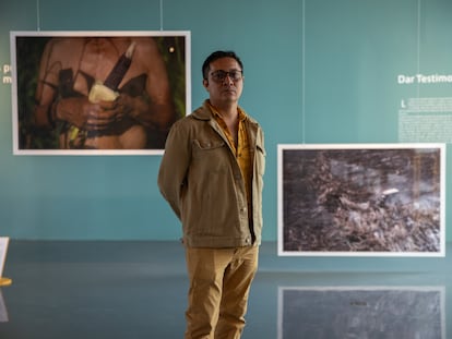 El artista Robin Canul y su obra en la exhibición 'Arte: territorios de denuncia', en Tlatelolco.