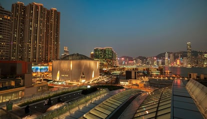 El edificio del futurista XiQu Center, el distrito de West Kowloon de Hong Kong. 