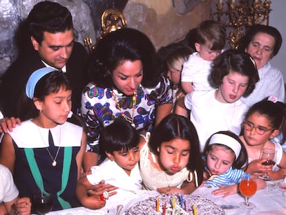 Lola Flores y su marido Antonio con Lolita, que sopla las velas de su séptimo cumpleaños en la casa de la familia en Madrid. A su izquierda, su hermano Antonio Flores.