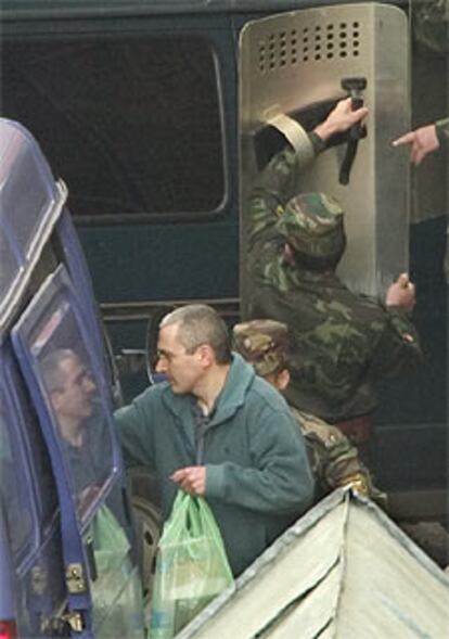 Jodorkovski, tras la sesión de ayer en un tribunal de Moscú.