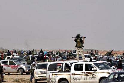 Combatientes rebeldes reunidos cerca de Nofilia, a unos 100 kilómetros al este de Sirte.
