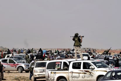Combatientes rebeldes reunidos cerca de Nofilia, a unos 100 kilómetros al este de Sirte.