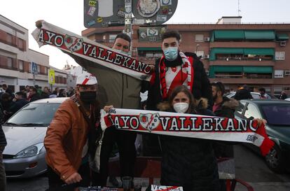 Aficionados del Rayo Vallecano antes del comienzo del partido de Copa contra el Betis.