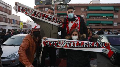 Aficionados del Rayo Vallecano antes del comienzo del partido de Copa contra el Betis.