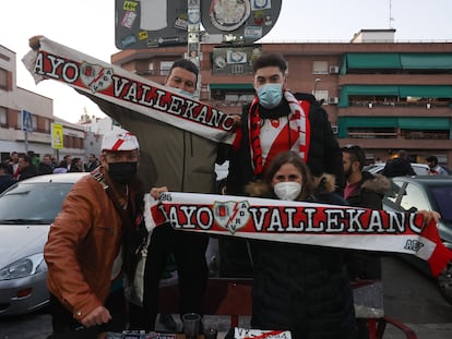 Aficionados del Rayo Vallecano antes del comienzo del partido de Copa contra el Betis.