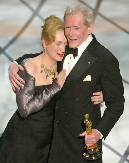 La actriz Meryl Streep abraza al actor Peter O'Toole, premiado con un Oscar a toda su carrera cinematográfica, en la edición 75 de la entrega de los premios de la Academia.