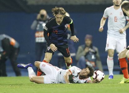 Luka Modric tira al suelo a Rodrigo, durante el encuentro entre Croacia y España en un partido de la Liga de las Naciones de la UEFA, disputado en Zagreb (Croacia).