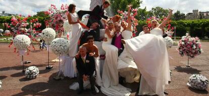 Actores de La Cubana promocionan la obra 'Campanadas de boda' este miércoles en las calles de Bilbao.