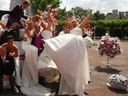 Actores de La Cubana promocionan la obra 'Campanadas de boda' este miércoles en las calles de Bilbao.