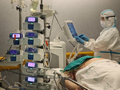 Un paciente con covid en la UCI del Hospital Reina Sofía de Córdoba, el pasado febrero.