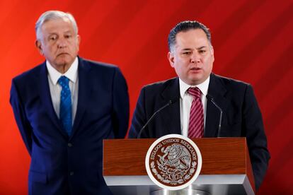 Santiago Nieto (derecha) y Andrés Manuel López Obrador, durante una conferencia de prensa en el Palacio Nacional, en Ciudad de México, el 21 de febrero de 2019.