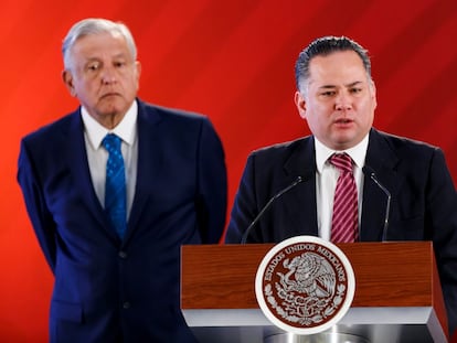 Santiago Nieto (derecha) y Andrés Manuel López Obrador, durante una conferencia de prensa en el Palacio Nacional, en Ciudad de México, el 21 de febrero de 2019.