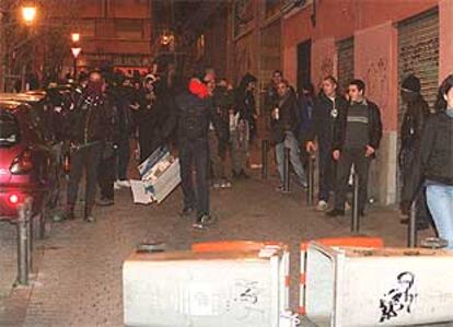 Un grupo de jóvenes participantes en la marcha <i>pro-botellón,</i> en una calle cercana a la plaza del Dos de Mayo.