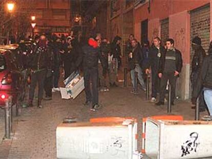 Un grupo de jóvenes participantes en la marcha <i>pro-botellón,</i> en una calle cercana a la plaza del Dos de Mayo.