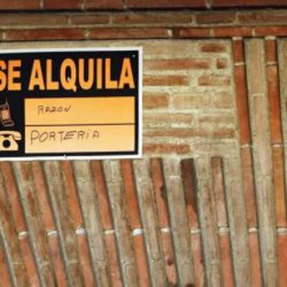 Cartel de 'Se alquila' en la fachada de una vivienda