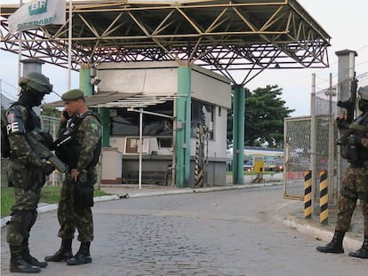 Homens da Polícia do Exército na saída de refinaria da Petrobras, na Baixada Fluminense.