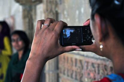 Una de las participantes tomando fotos en la sesión práctica del taller de fotografía (Ahmedabad)