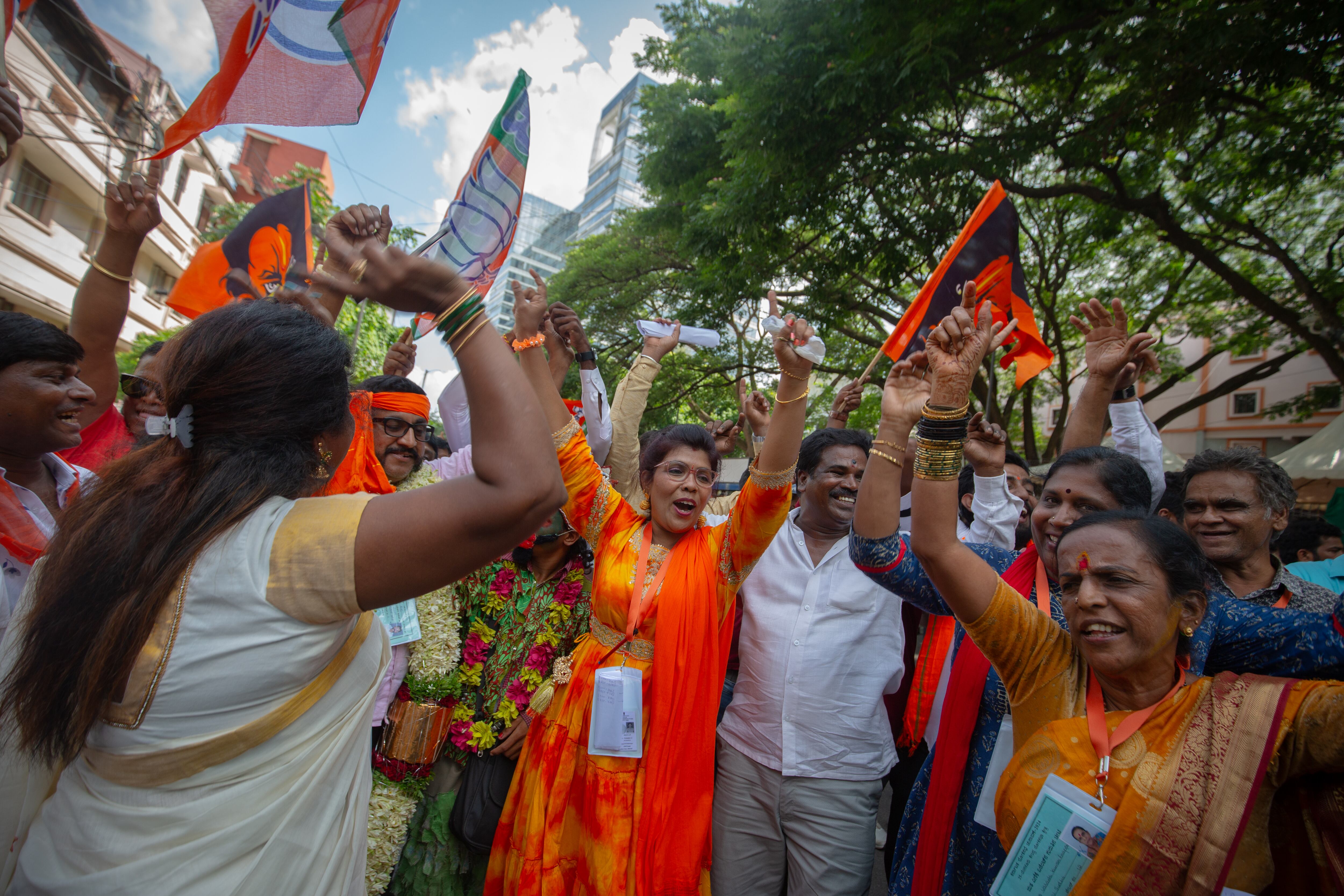 Seguidores del BJP celebran los resultados, este martes en   Bangalore (India).