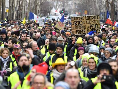 Les 'armilles grogues' protesten pels carrers de París el passat 26 de gener.