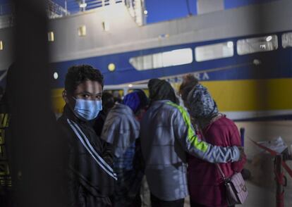 Unos 80 menores no acompañados del centro de alojamiento para migrantes de la isla de Lampedusa, Sicilia, se embarcan en el barco 'Cossyra', con destino a la ciudad siciliana de Porto Empedocle. Un total de 1.500 migrantes se encuentran hacinados en el centro de acogida de la pequeña isla de Lampedusa con capacidad para unas doscientas personas.