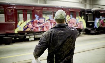 Barcelona. Estación de Torras i Bages. Uno de los grafiteros fotografía el vagón de 1926 recién pintado.