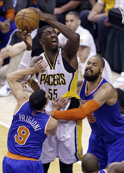 Roy Hibbert entra a canasta ante Tyson Chandler y Prigioni.