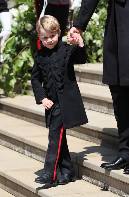 El príncipe Jorge en las escaleras de la la capilla de San Jorge, en Windsor, después de la boda de Enrique de Inglaterra y Meghan Markle.