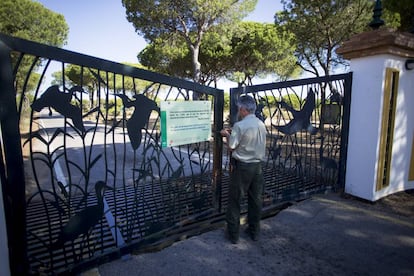 Un t&eacute;cnico de la Junta cierra la verja del centro de cr&iacute;a del lince de El Acebuche.