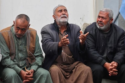 Familiares lloran a sus seres queridos asesinados durante los ataques nocturnos de Israel en Rafah, en el sur de la franja de Gaza, en el hospital Al Najjar.