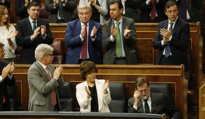 Mariano Rajoy, aplaudido en el Congreso , antes de perder la moción de censura.